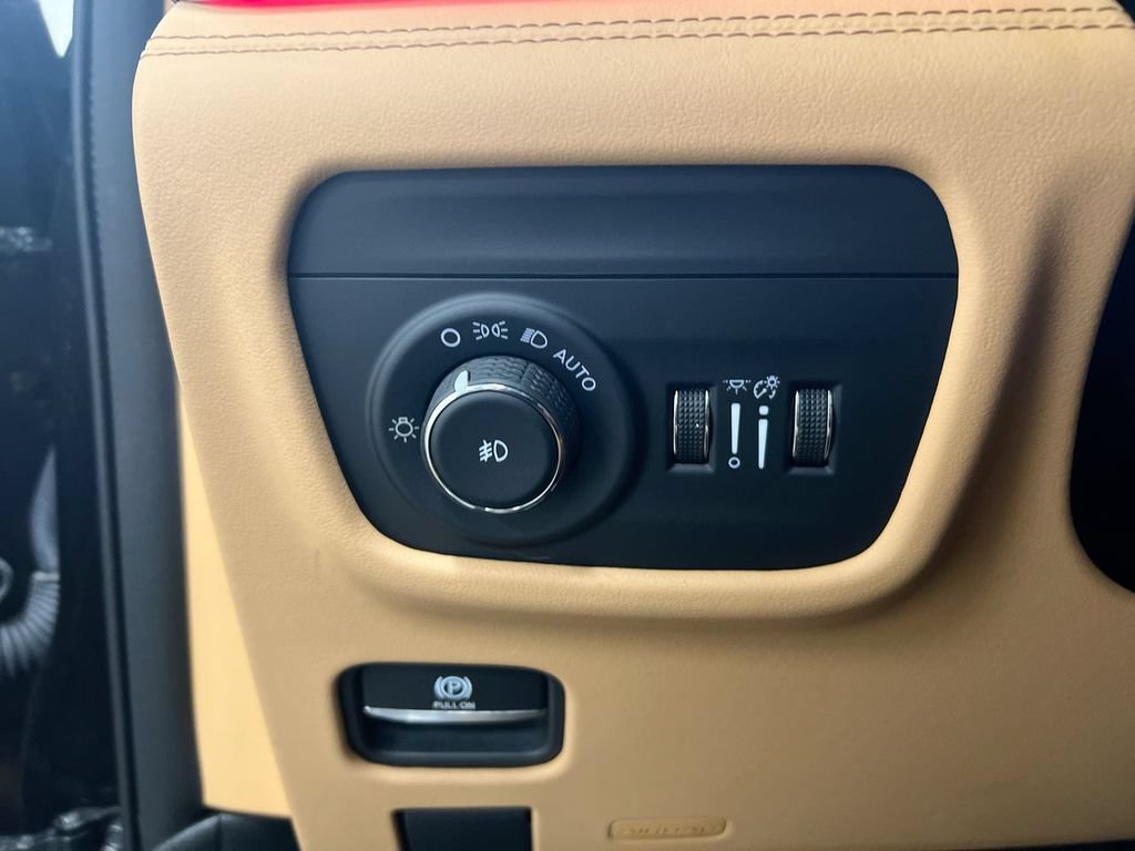Used 2023 Jeep Grand Cherokee Summit AWD/4WD image 19