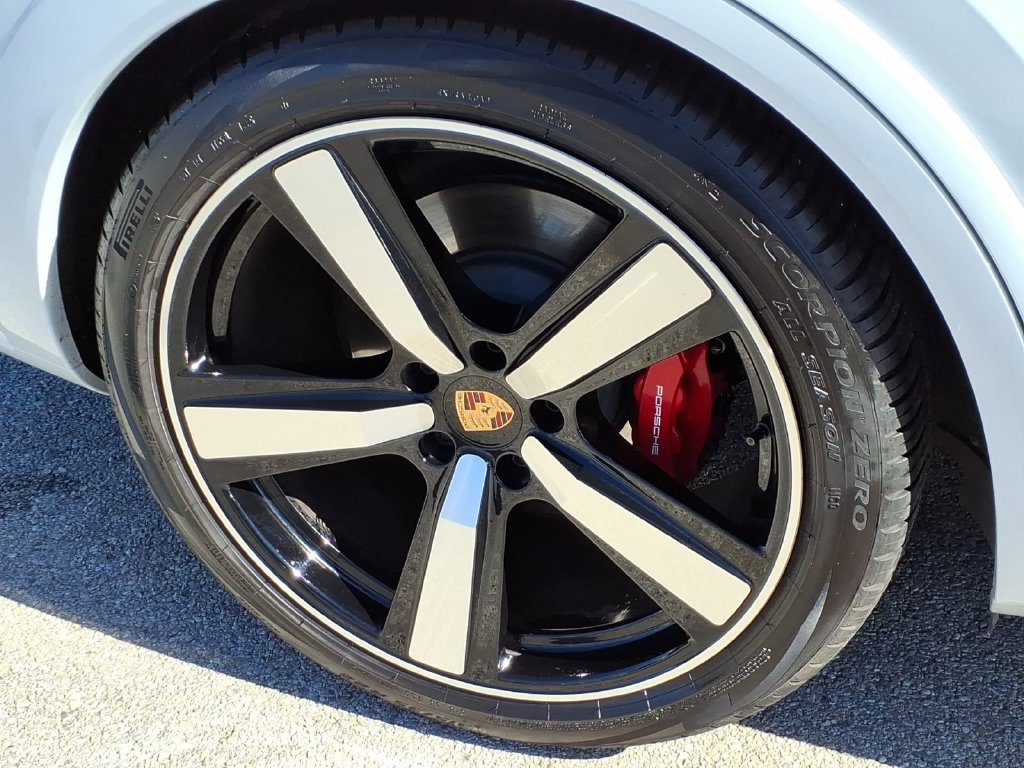 Used 2025 Porsche Cayenne GTS AWD/4WD image 15
