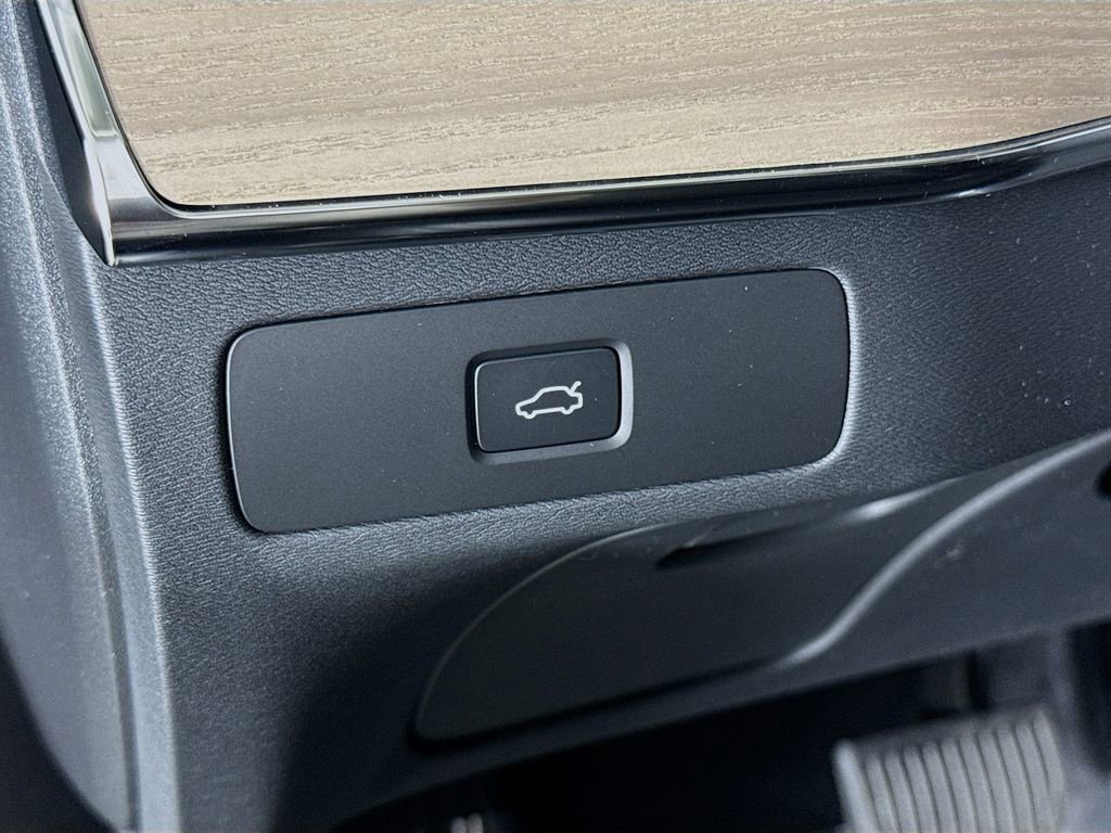 New 2026 Volvo XC90 B5 Plus w/ Protection Package image 10