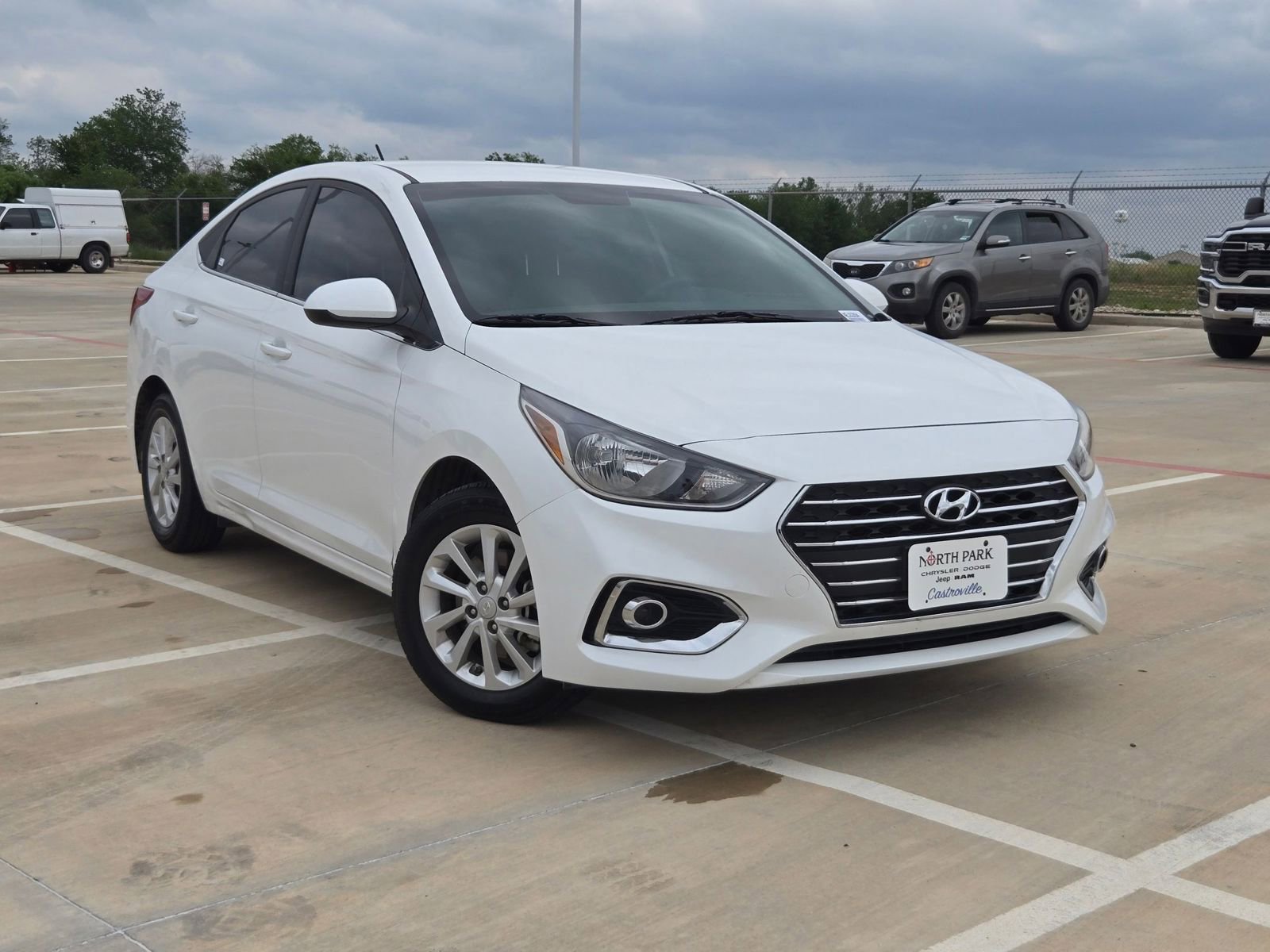 Used 2022 Hyundai Accent SEL FWD image 2