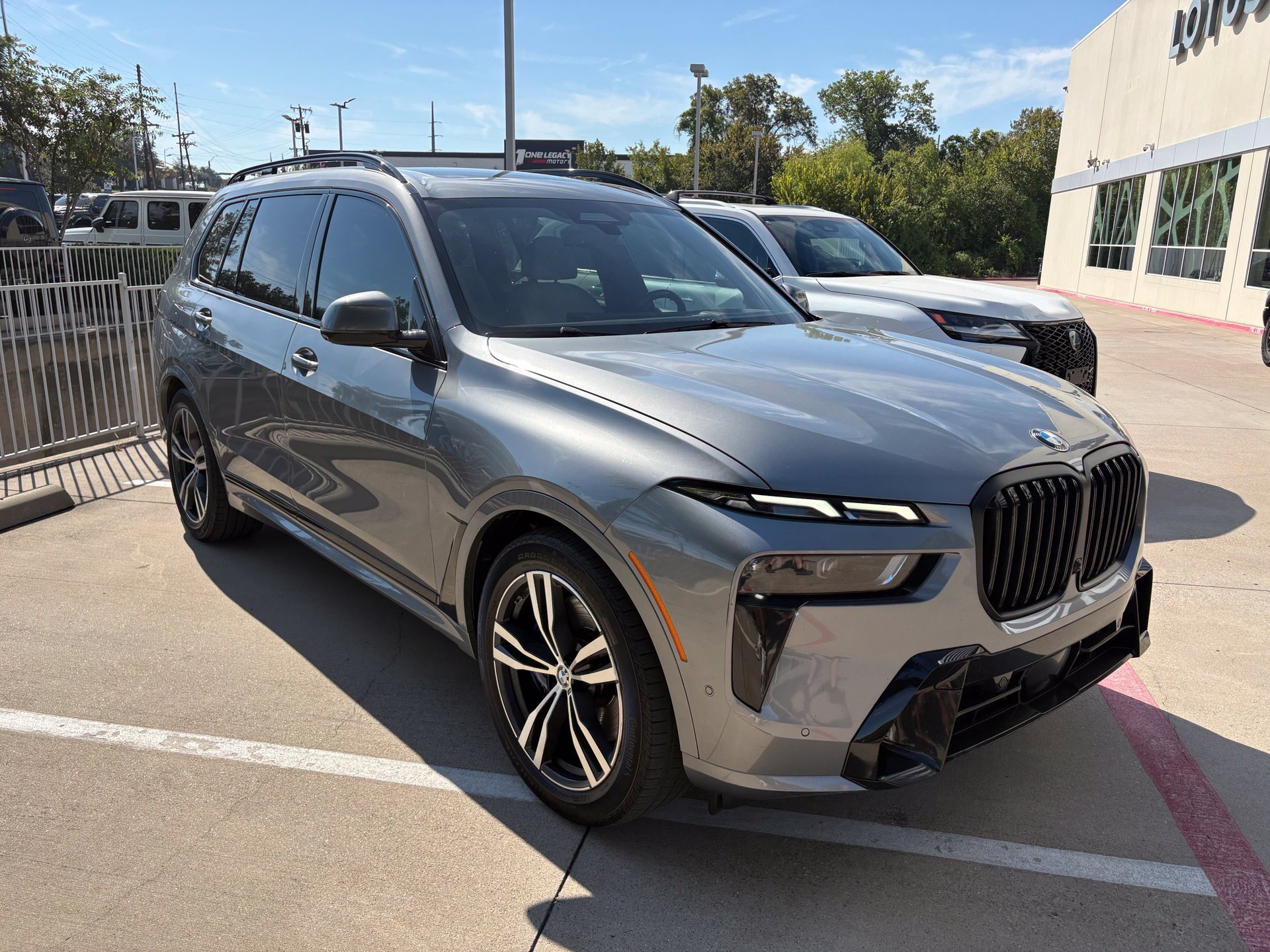Used 2023 BMW X7 xDrive40i w/ M Sport Package AWD/4WD image 3