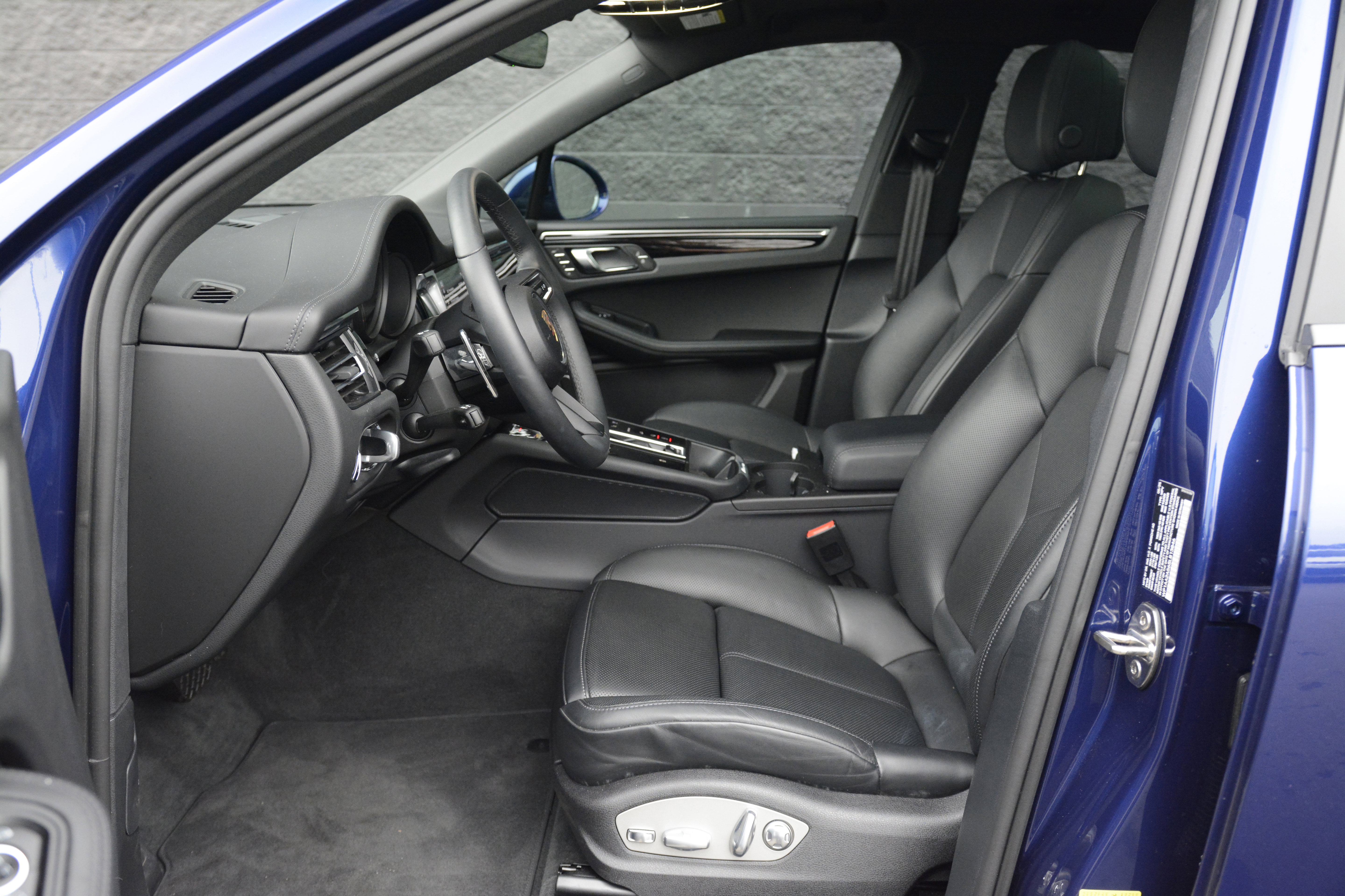 Certified 2025 Porsche Macan AWD/4WD image 15