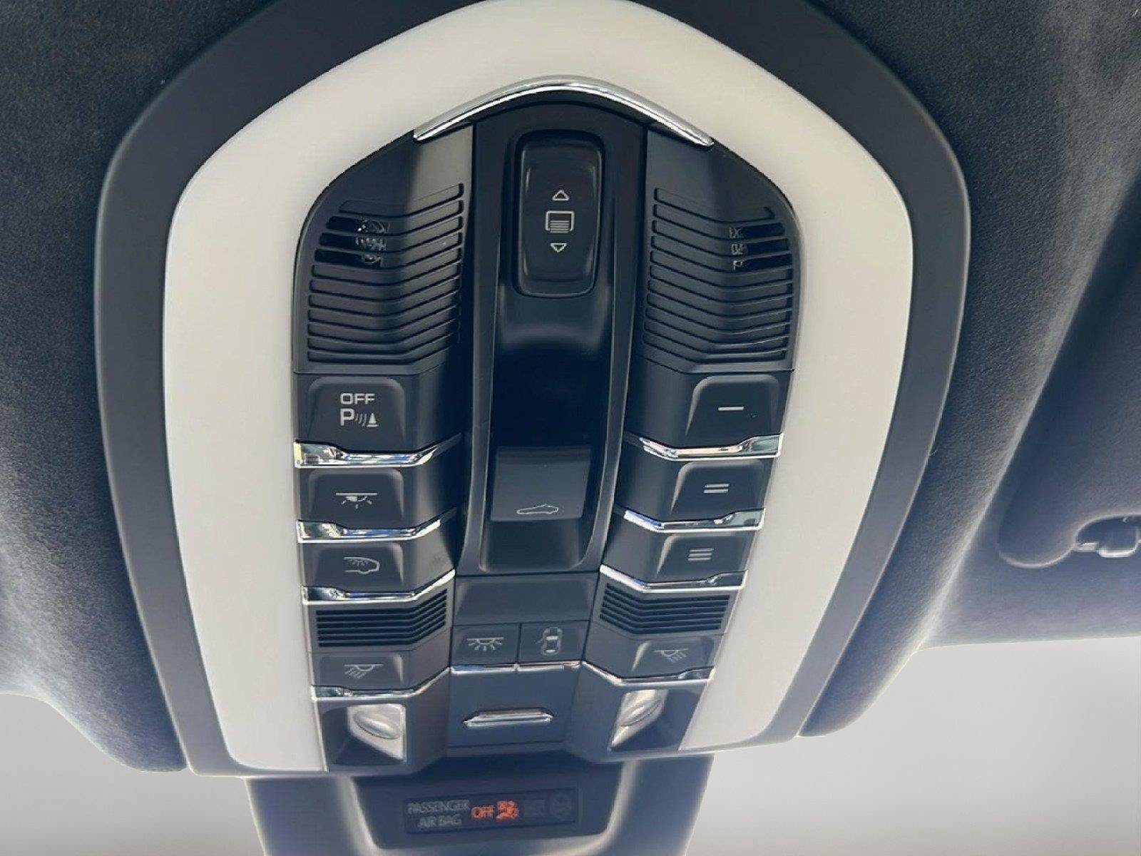 Used 2017 Porsche Macan Turbo AWD/4WD image 15