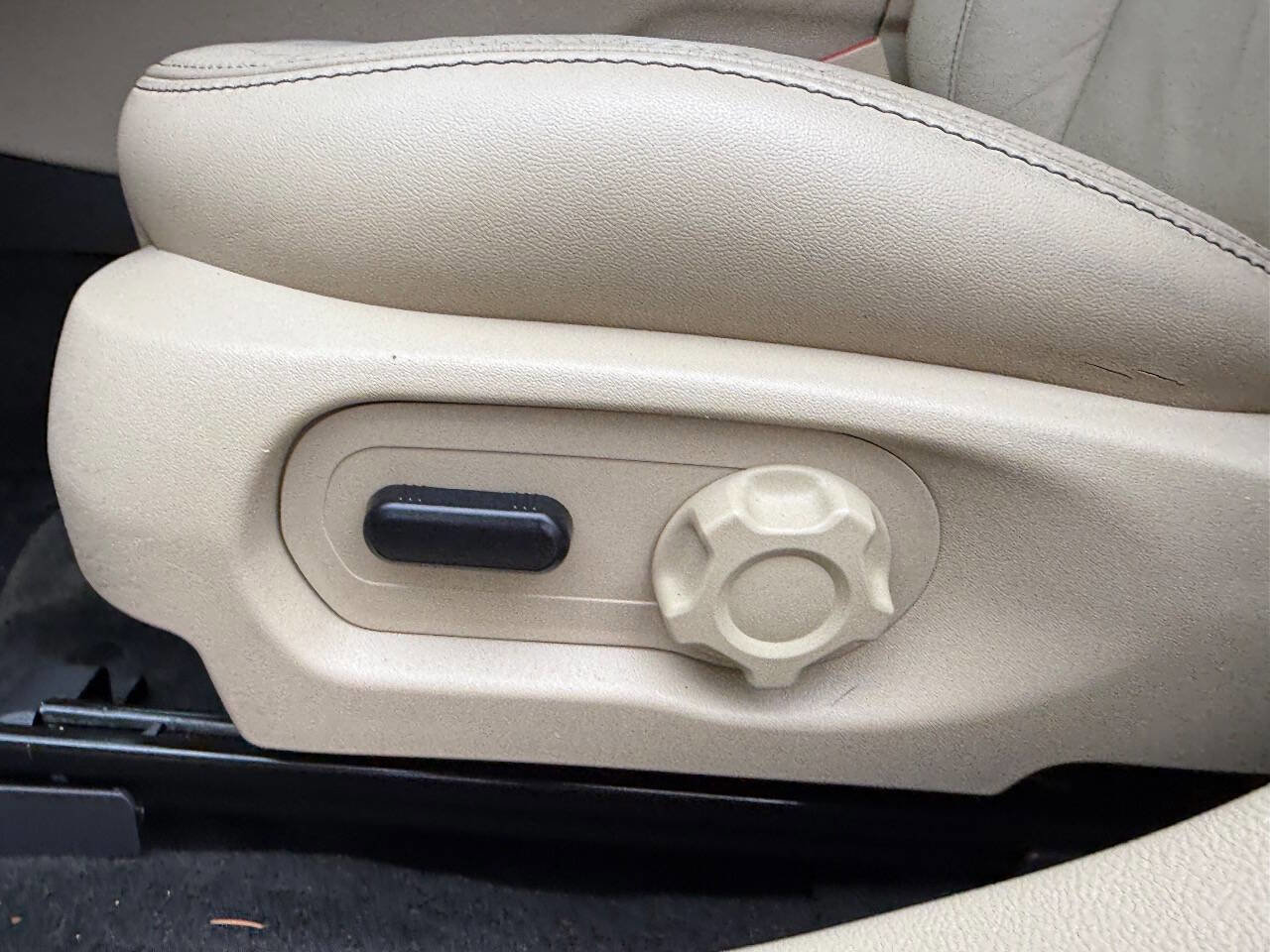 Used 2015 Ford Taurus SEL w/ Equipment Group 201A image 16