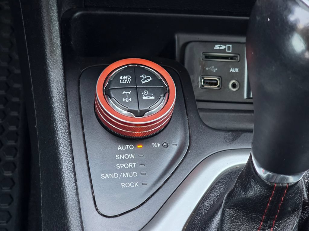 Used 2018 Jeep Cherokee Trailhawk AWD/4WD image 15