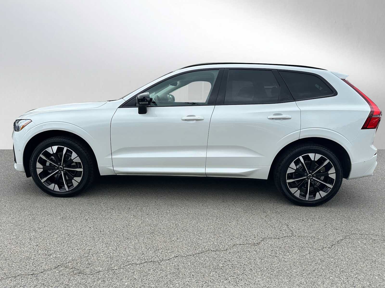 Used 2026 Volvo XC60 B5 Plus w/ Climate Package AWD/4WD image 6