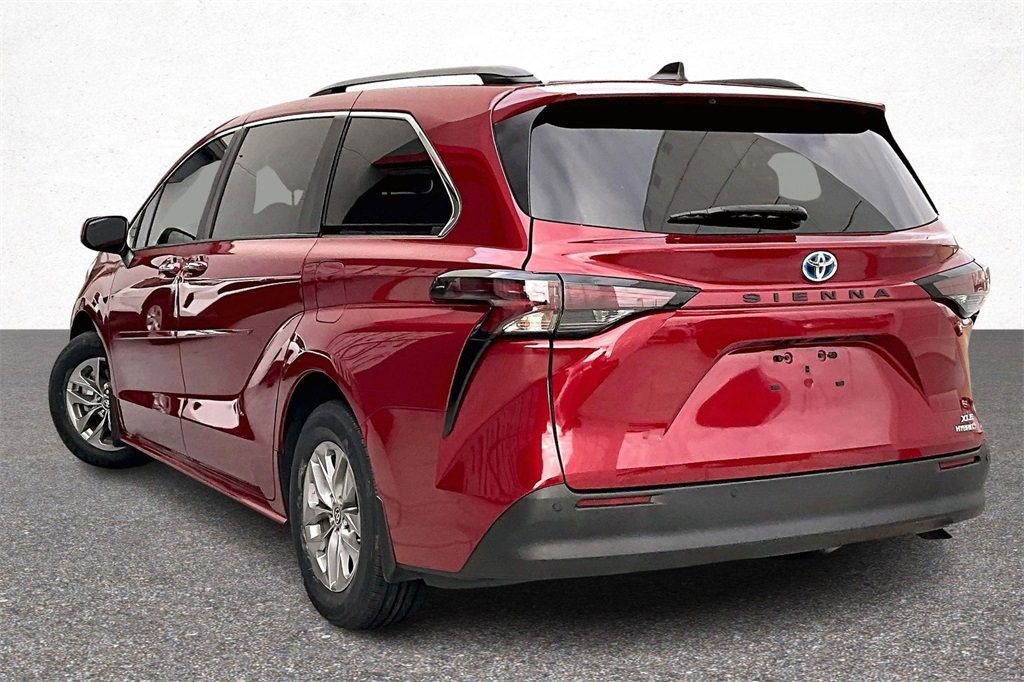 Certified 2024 Toyota Sienna XLE image 5