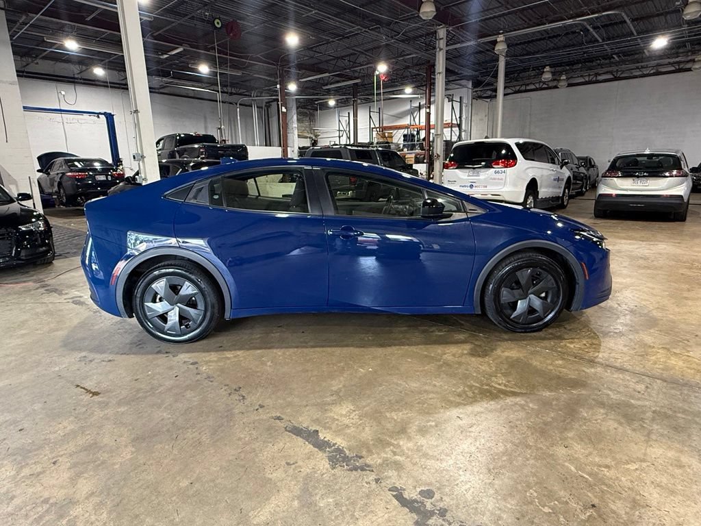 Used 2023 Toyota Prius LE FWD image 5
