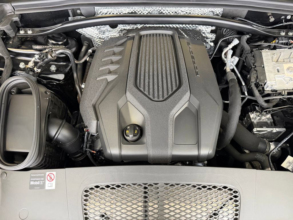 Used 2025 Porsche Macan AWD/4WD image 27
