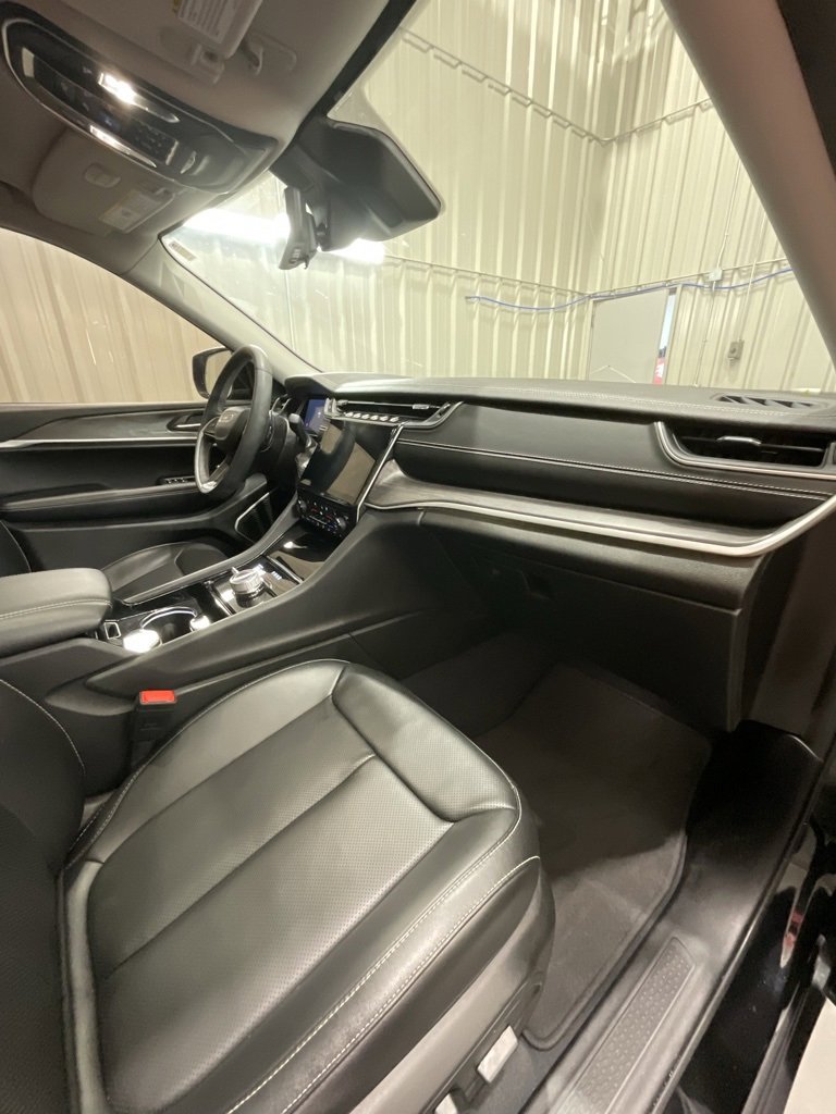 Used 2023 Jeep Grand Cherokee L Limited w/ Luxury Tech Group II image 17