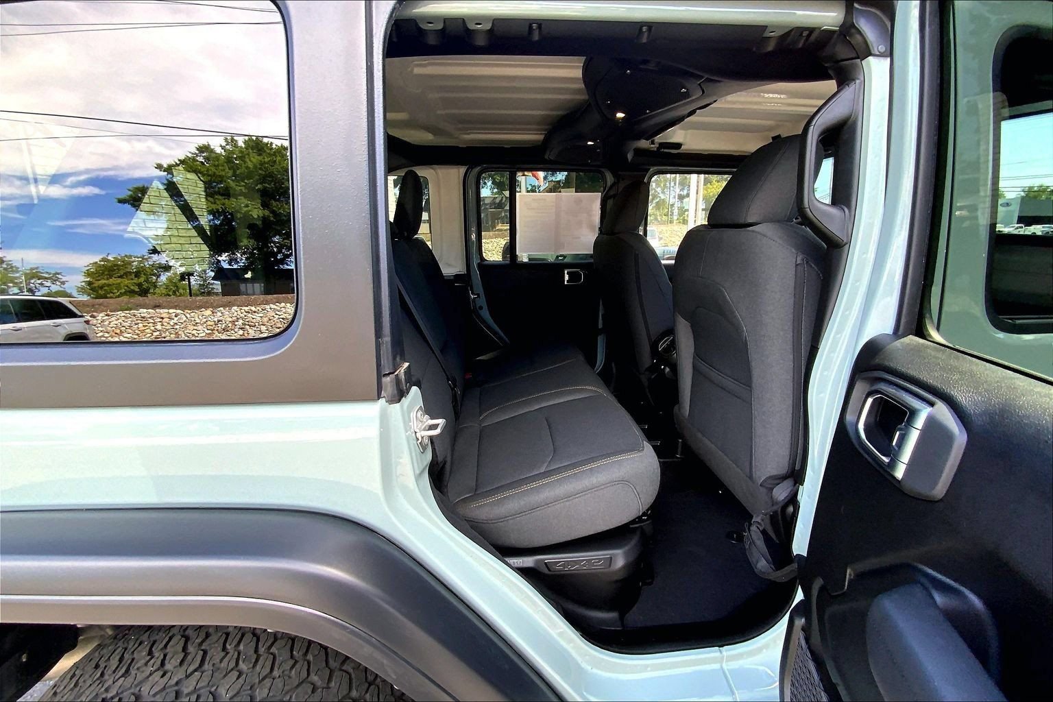 Used 2024 Jeep Wrangler Unlimited AWD/4WD image 14