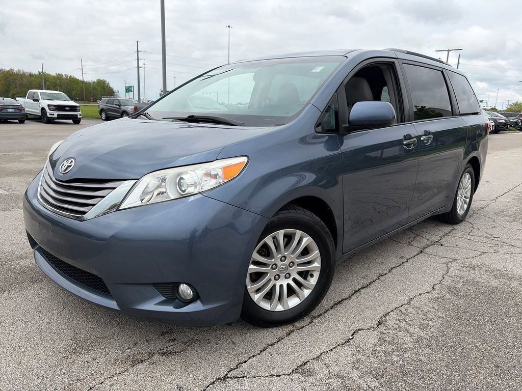 Used 2015 Toyota Sienna XLE w/ XLE Navigation Package FWD image 3