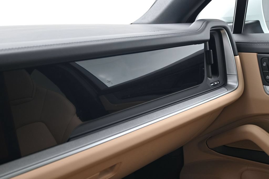 Certified 2026 Porsche Cayenne E-Hybrid Coupe AWD/4WD image 23