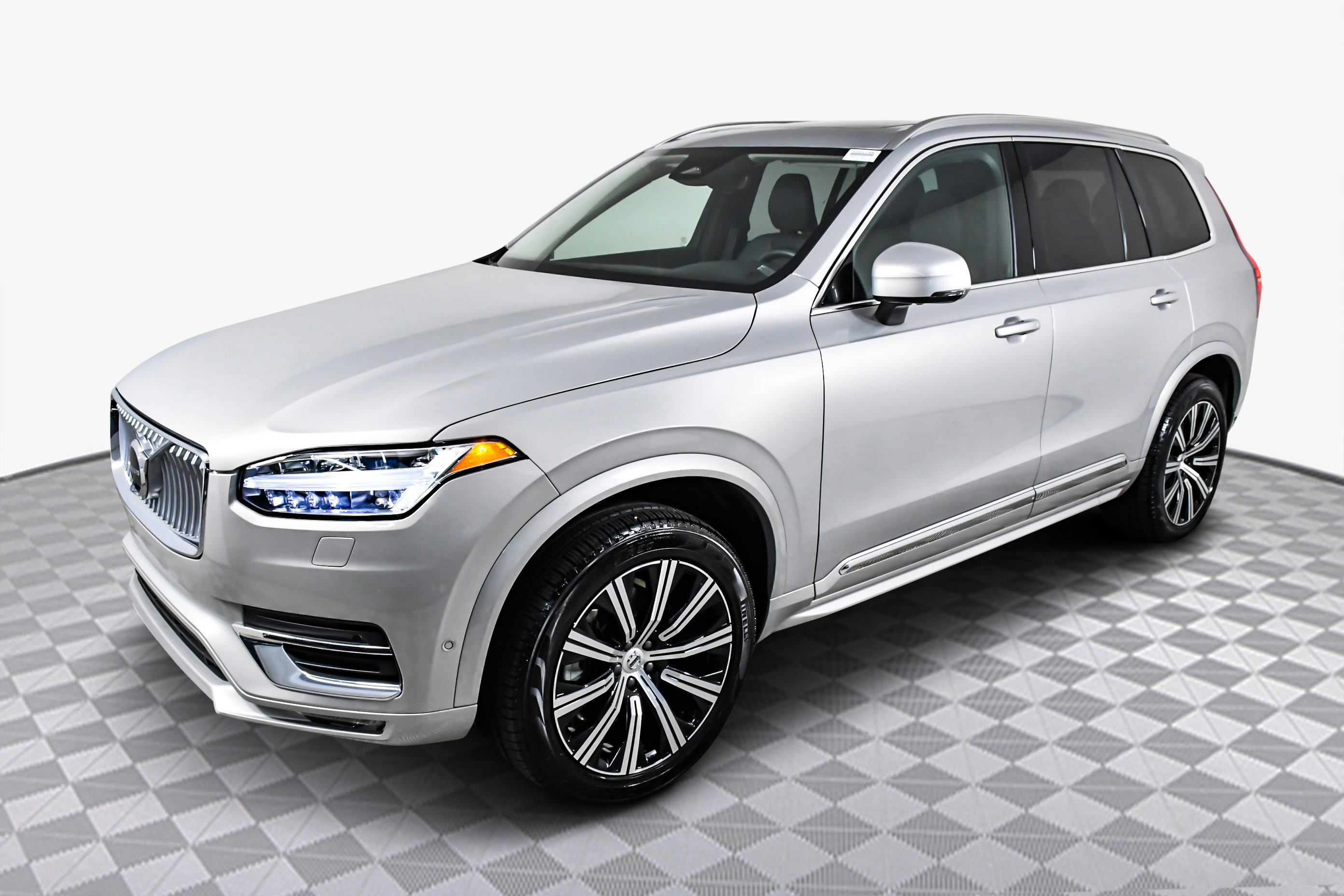 Used 2025 Volvo XC90 B6 Plus image 4