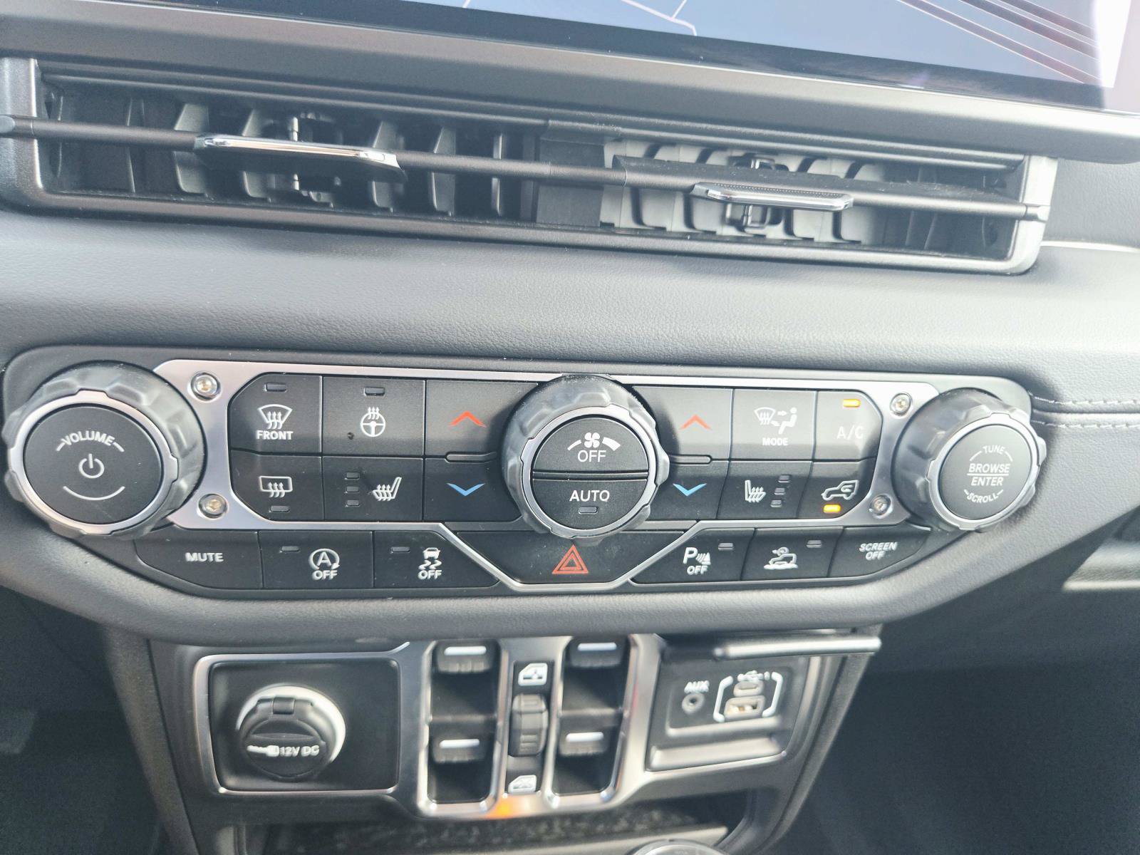 Used 2025 Jeep Wrangler Unlimited Sahara AWD/4WD image 34