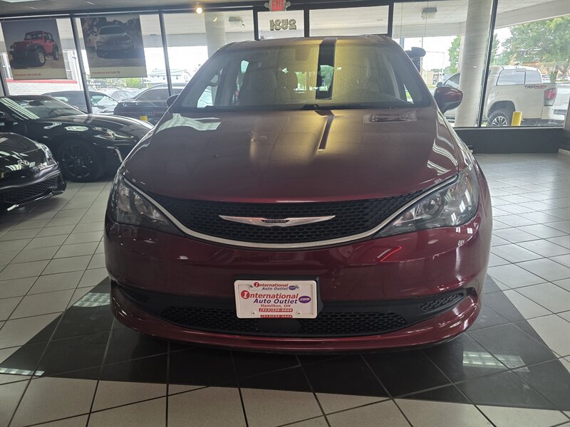 Used 2021 Chrysler Voyager LX FWD image 3