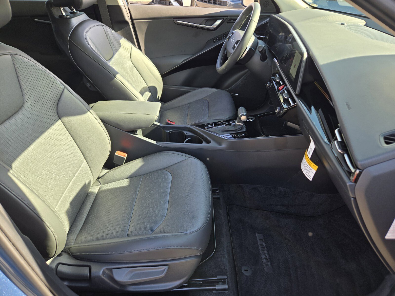 Used 2024 Kia Niro SX Touring image 16