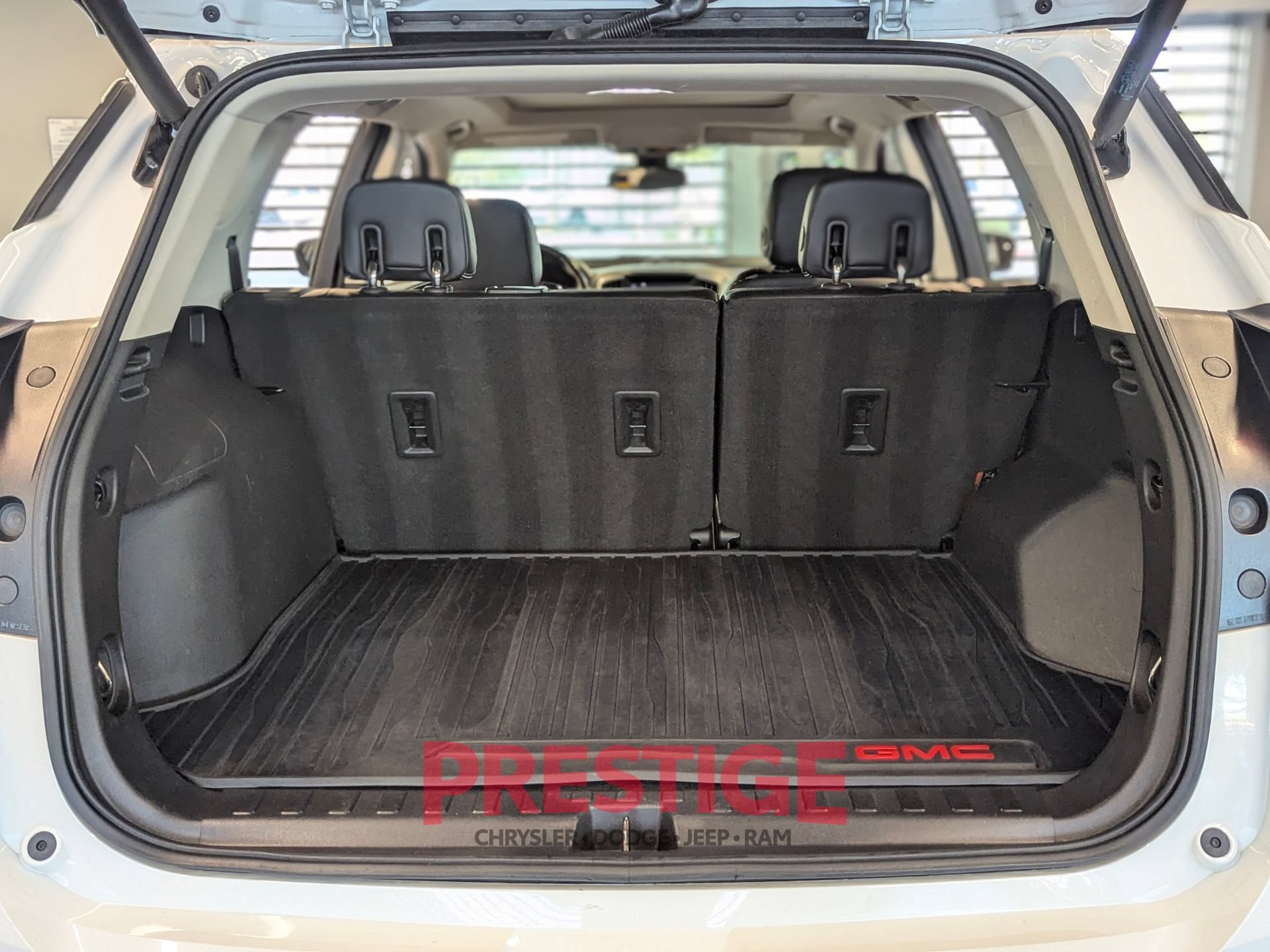Used 2020 GMC Terrain Denali w/ Denali Premium Package FWD image 10