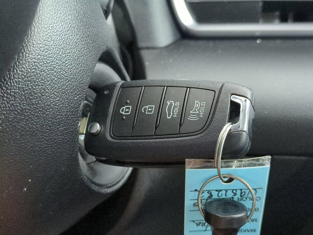 Used 2025 Hyundai Elantra SE FWD image 34