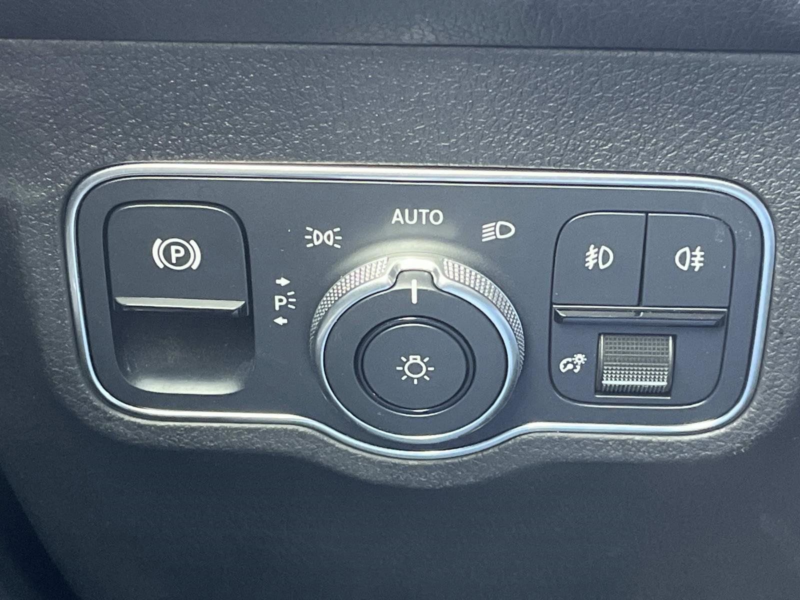 Used 2021 Mercedes-Benz GLB 250 w/ Premium Package image 24