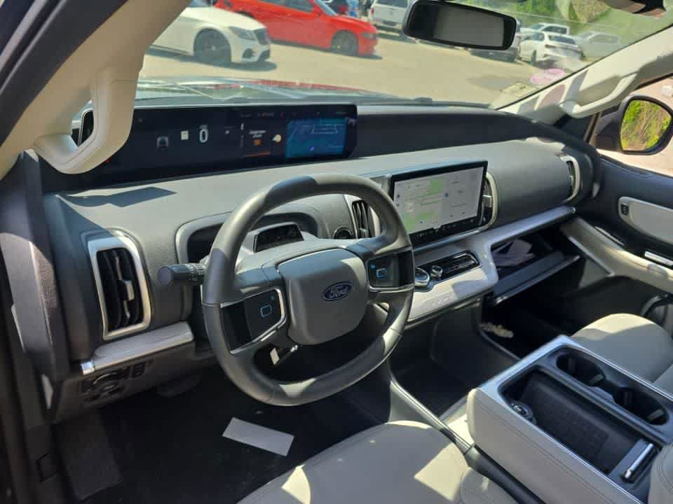 Used 2025 Ford Expedition Max Active AWD/4WD image 5