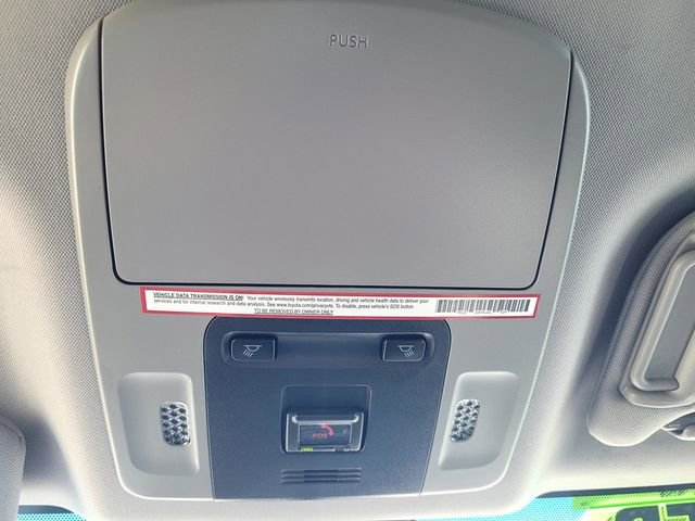 Used 2020 Toyota Camry SE w/ Blackout Package FWD image 18