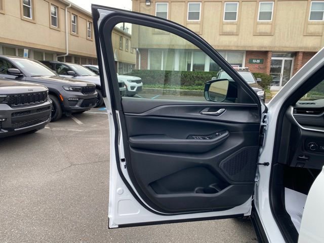 New 2025 Jeep Grand Cherokee Altitude image 21