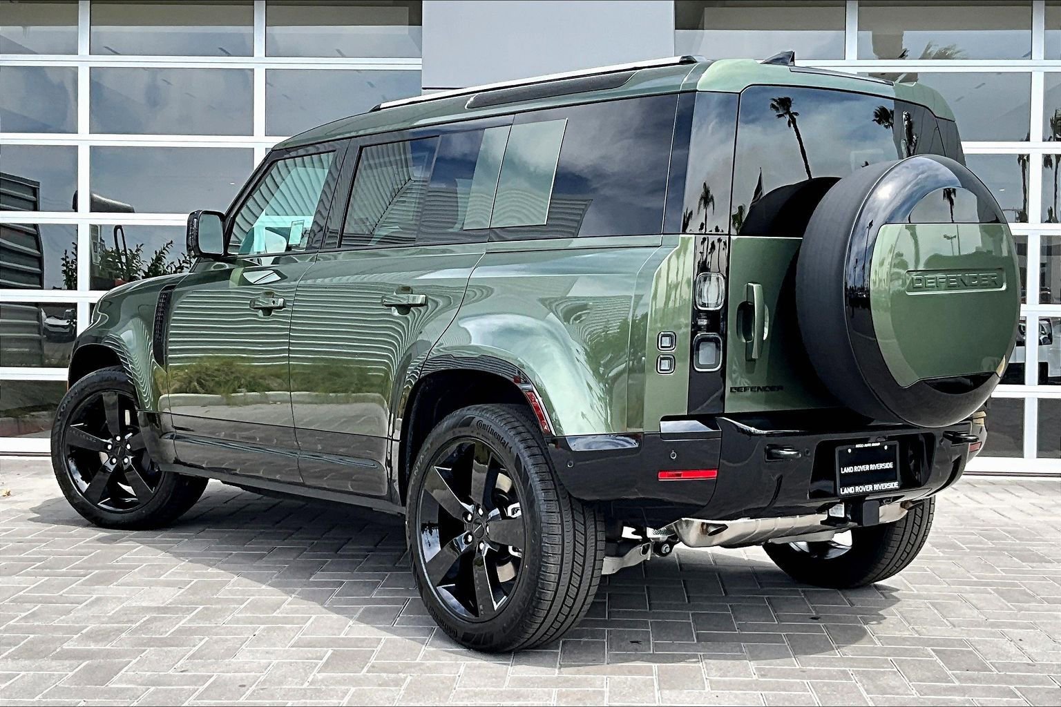 New 2026 Land Rover Defender 110 X-Dynamic SE image 3