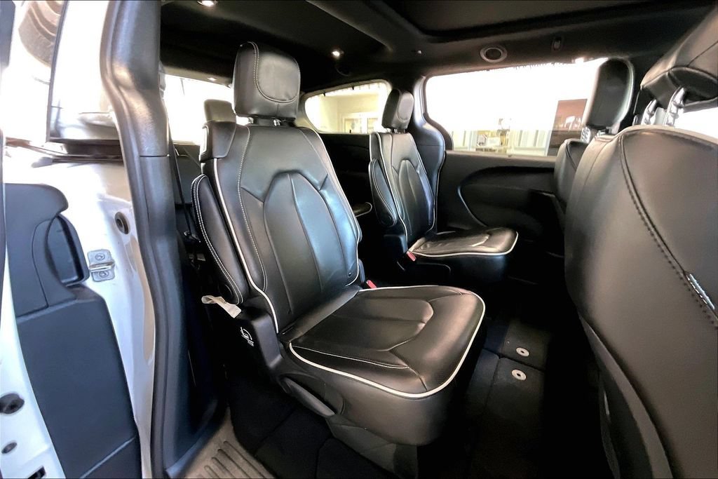 Used 2025 Chrysler Pacifica Limited FWD image 17