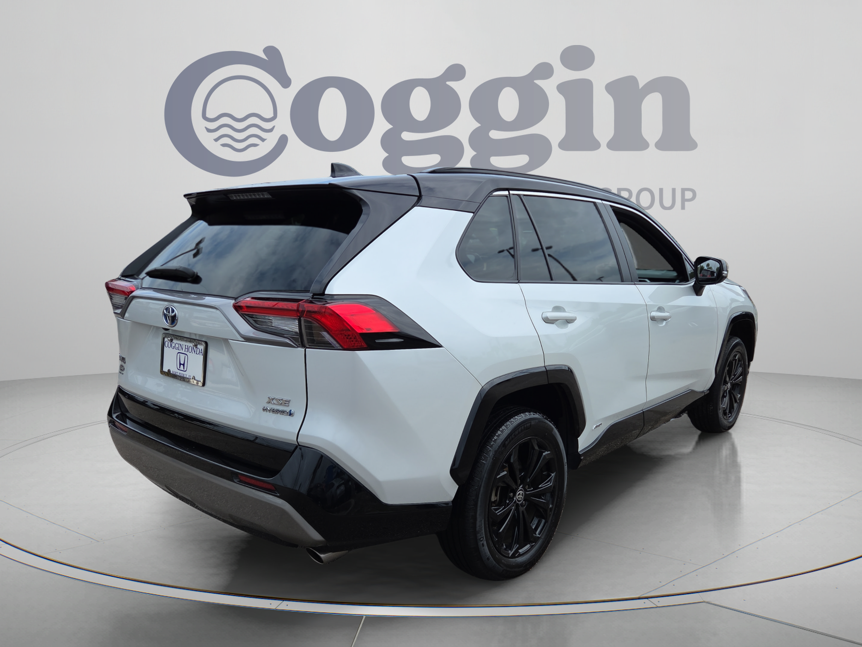 Used 2023 Toyota RAV4 XSE AWD/4WD image 5