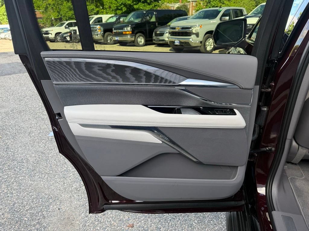 Used 2025 Cadillac Escalade IQ Luxury 1 w/ LPO, Radiant Package AWD/4WD image 18