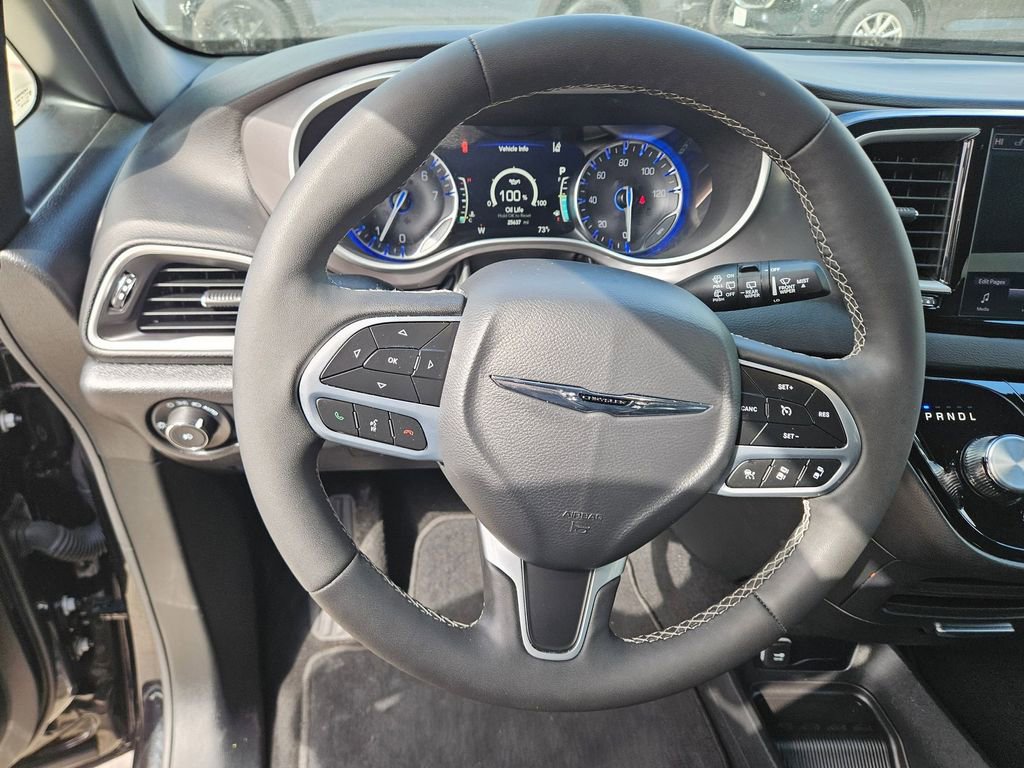 Used 2025 Chrysler Pacifica Select image 18