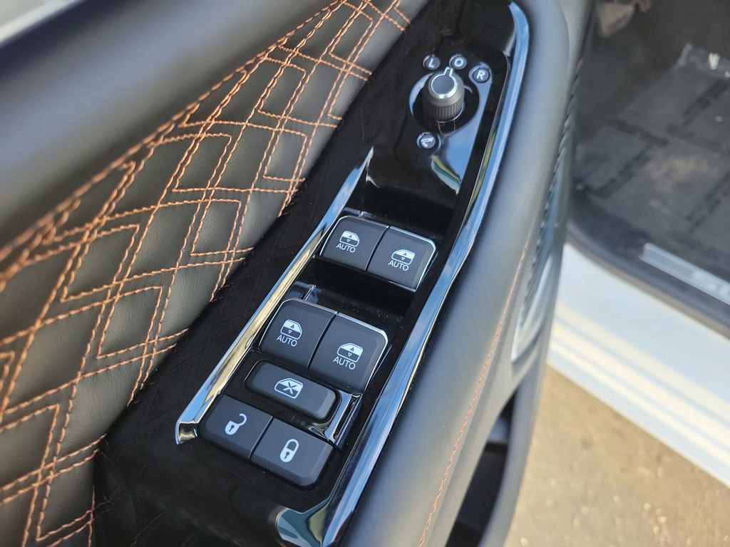 Used 2025 Jeep Grand Cherokee Summit w/ Obsidian Package image 17