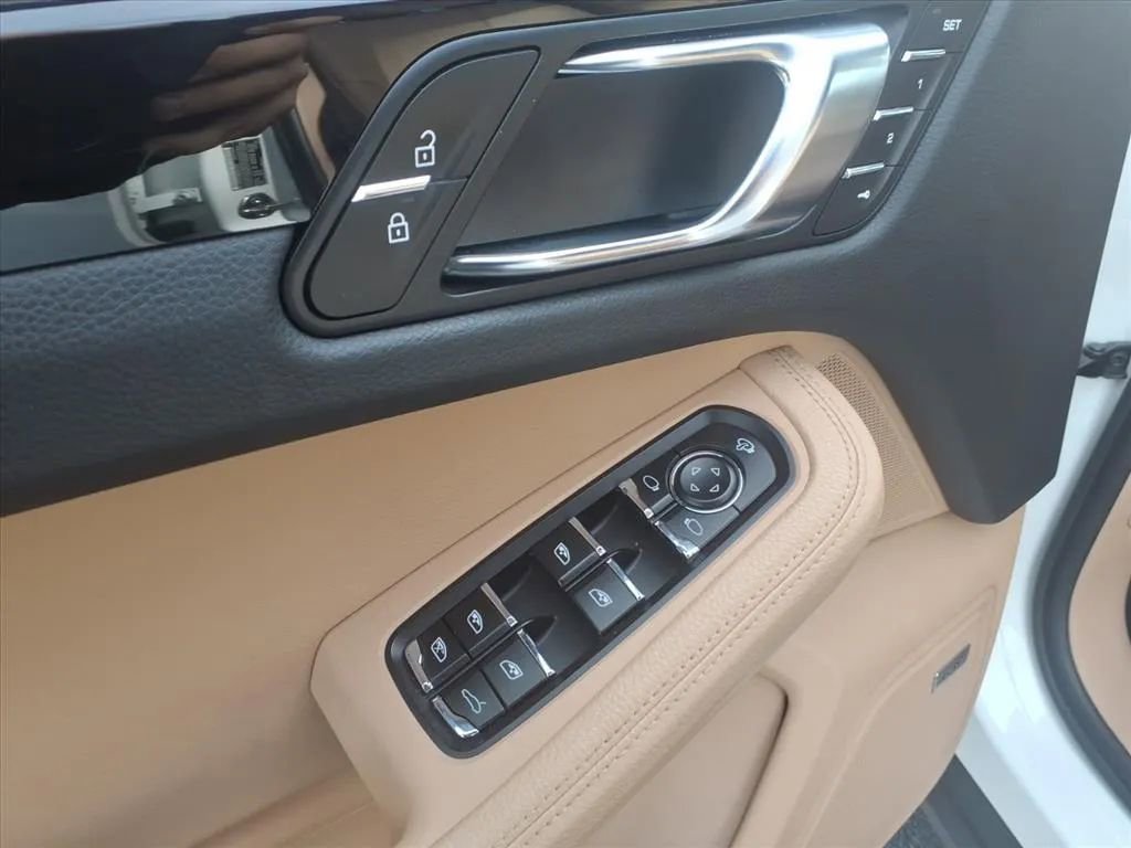 Used 2022 Porsche Macan image 24