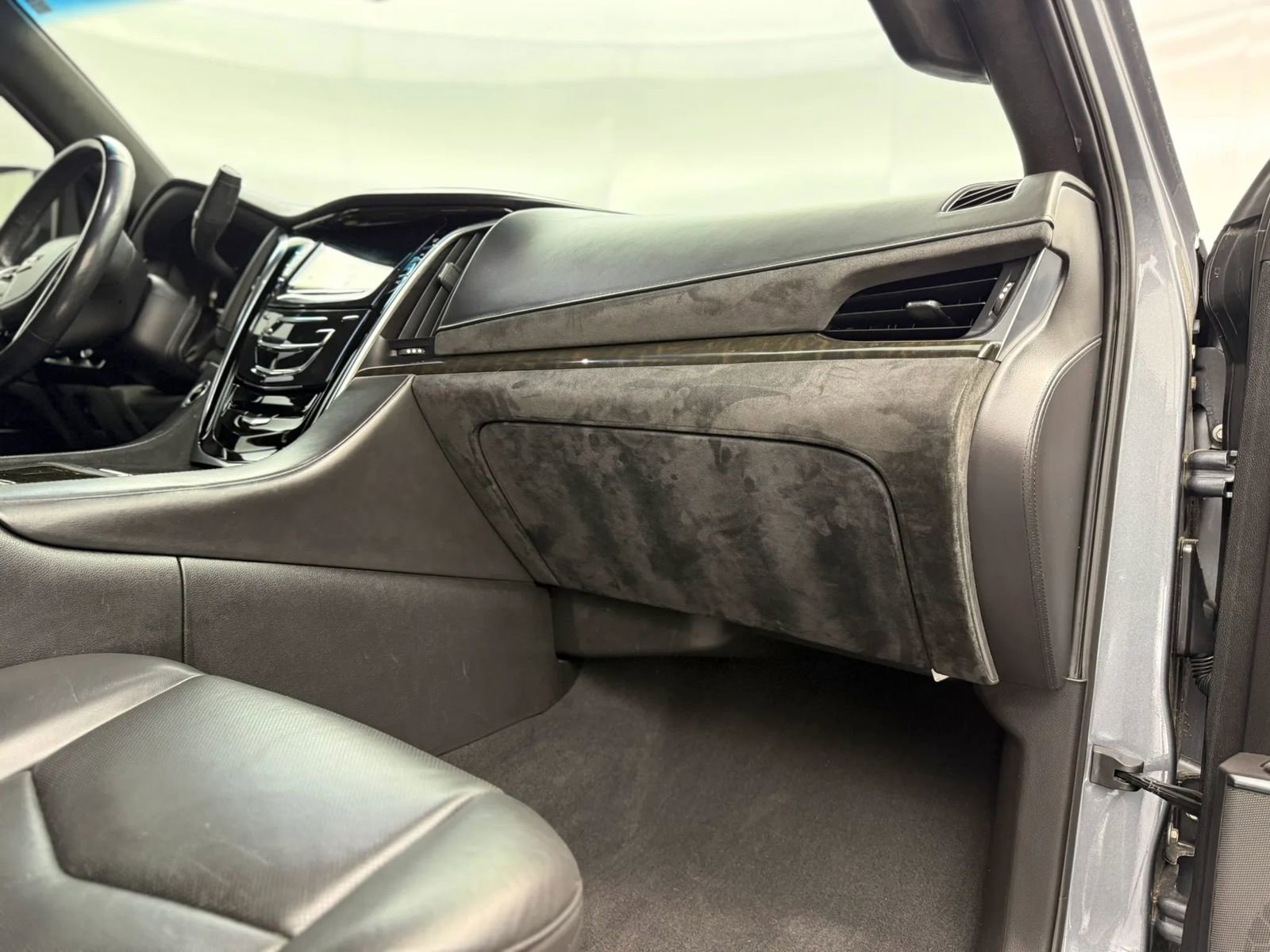 Used 2018 Cadillac Escalade ESV Platinum AWD/4WD image 18