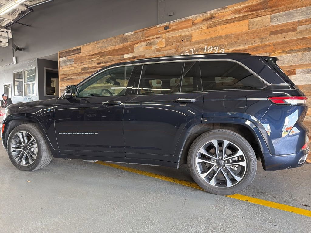 Used 2022 Jeep Grand Cherokee Overland w/ Luxury Tech Group IV image 16