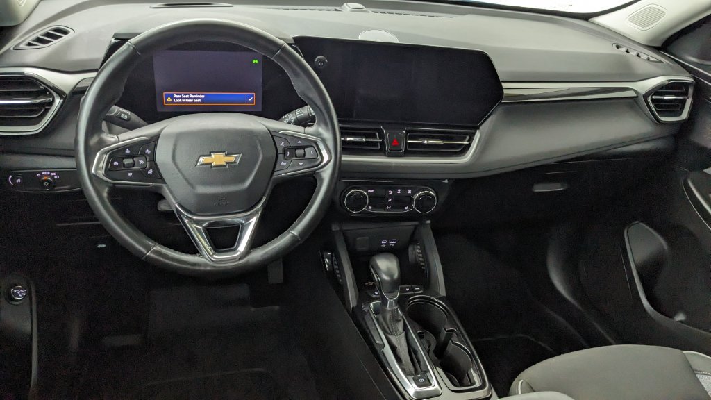 Used 2025 Chevrolet TrailBlazer LT w/ Convenience Package AWD/4WD image 3