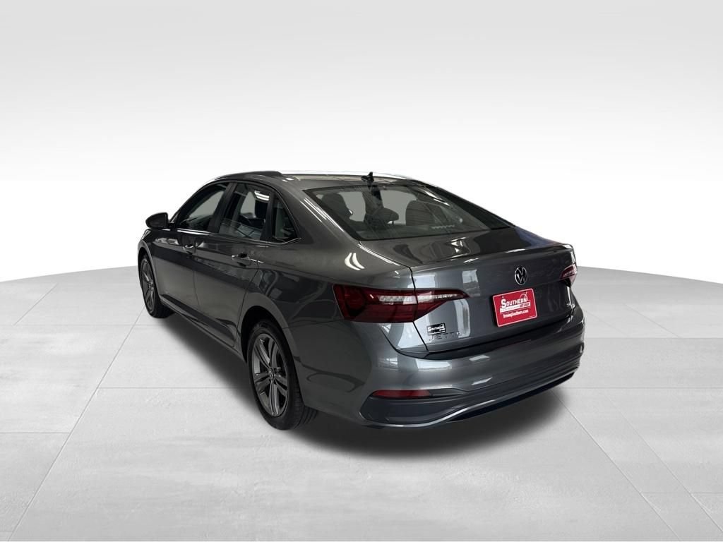 Used 2024 Volkswagen Jetta SE FWD image 3