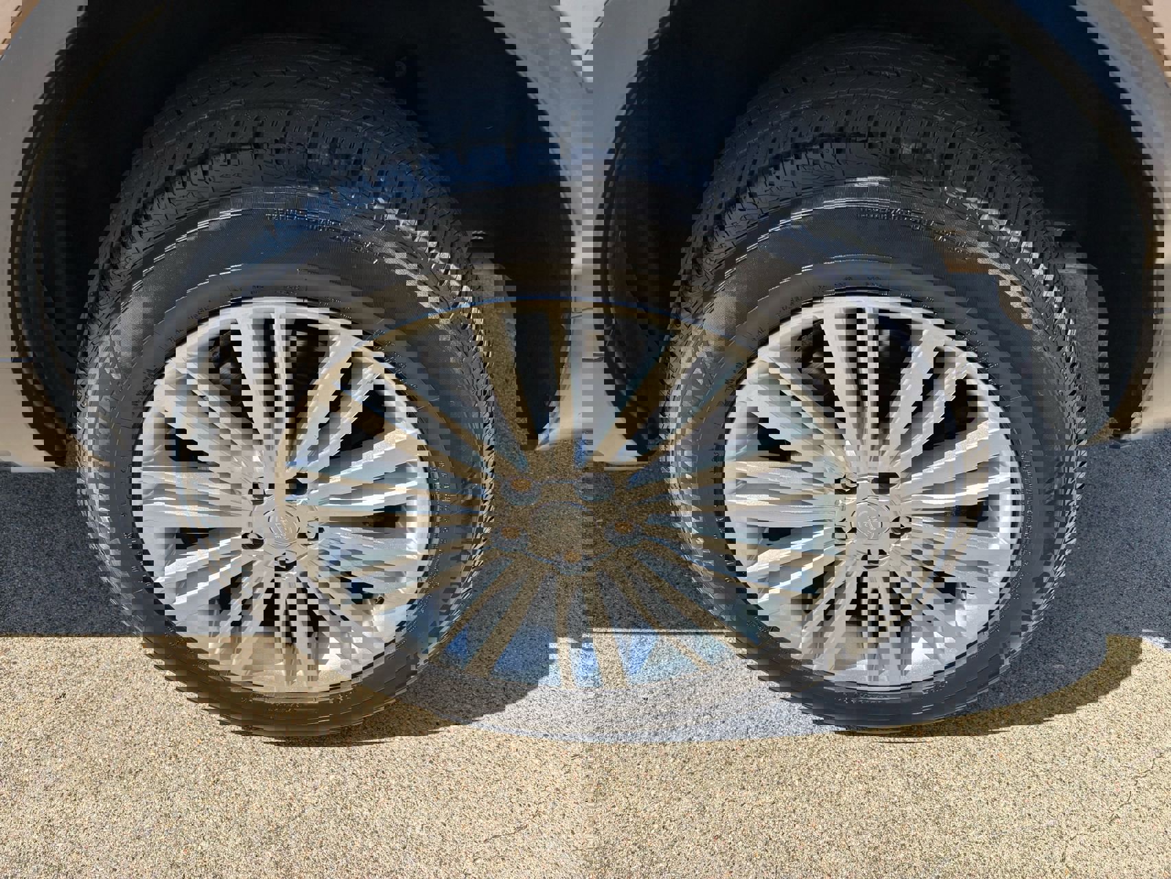 Used 2017 Land Rover Discovery SE image 10