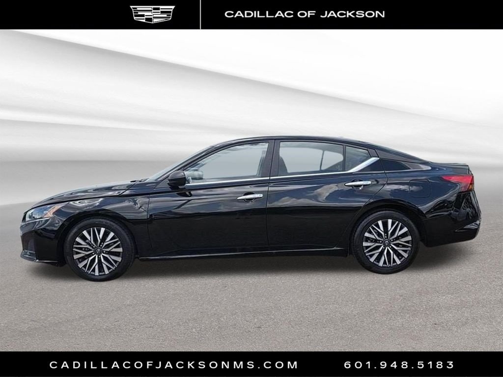 Used 2025 Nissan Altima 2.5 SV FWD image 2