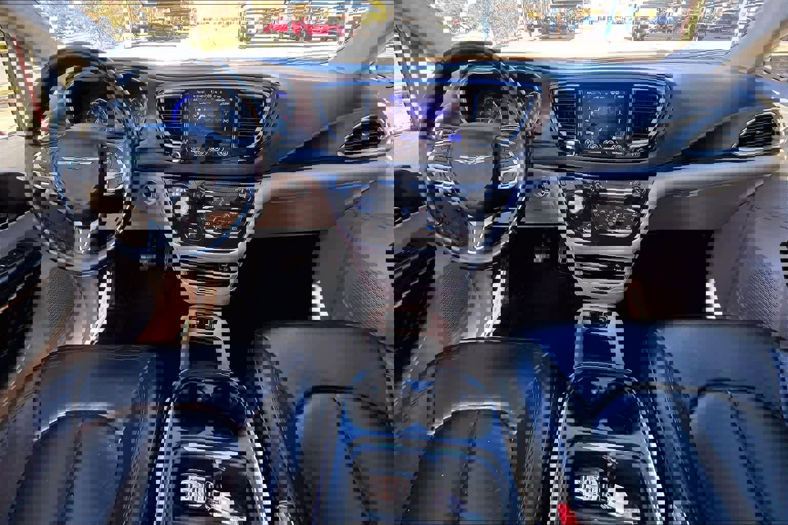 Used 2017 Chrysler Pacifica Touring-L image 14