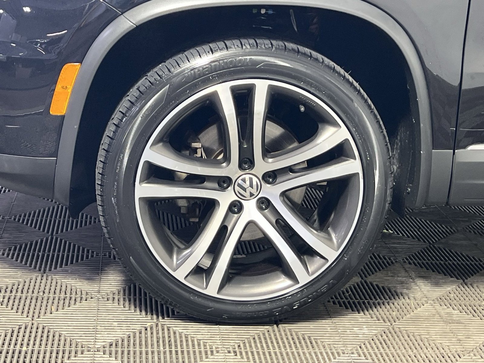 Used 2017 Volkswagen Tiguan SEL FWD image 13