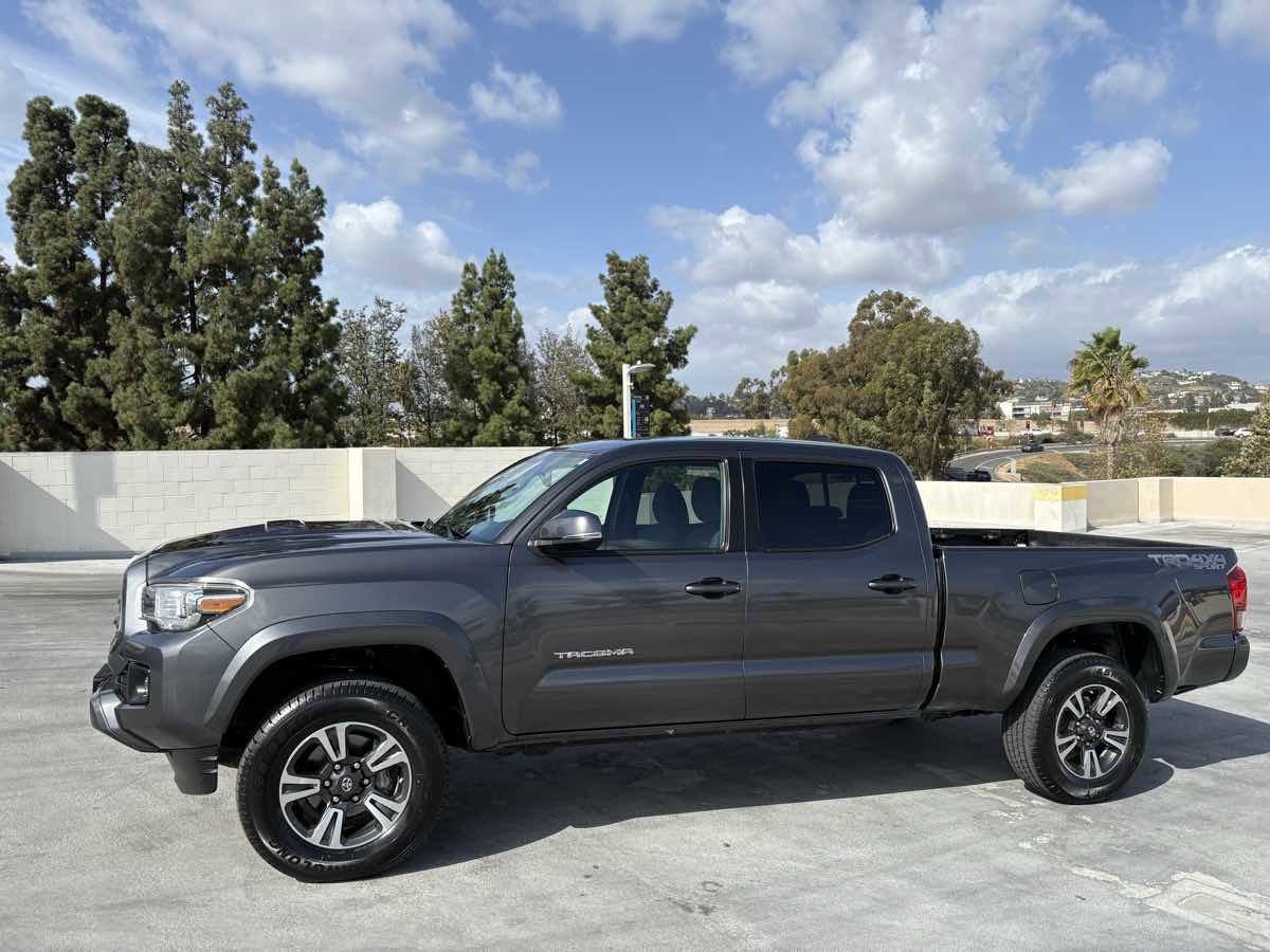 Used 2017 Toyota Tacoma TRD Sport image 9