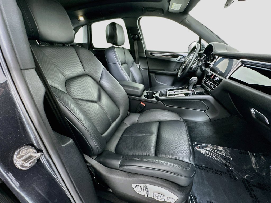 Certified 2024 Porsche Macan AWD/4WD image 30