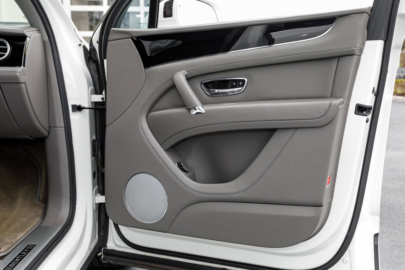 Used 2018 Bentley Bentayga Onyx Edition image 25