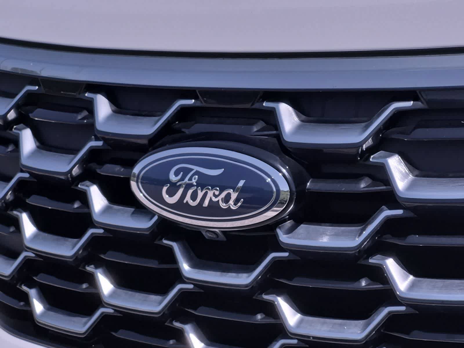 Used 2025 Ford Explorer Platinum w/ Ultimate Package AWD/4WD image 12