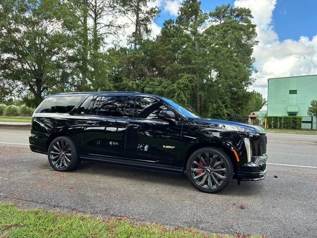 Used 2025 Cadillac Escalade ESV V AWD/4WD image 2