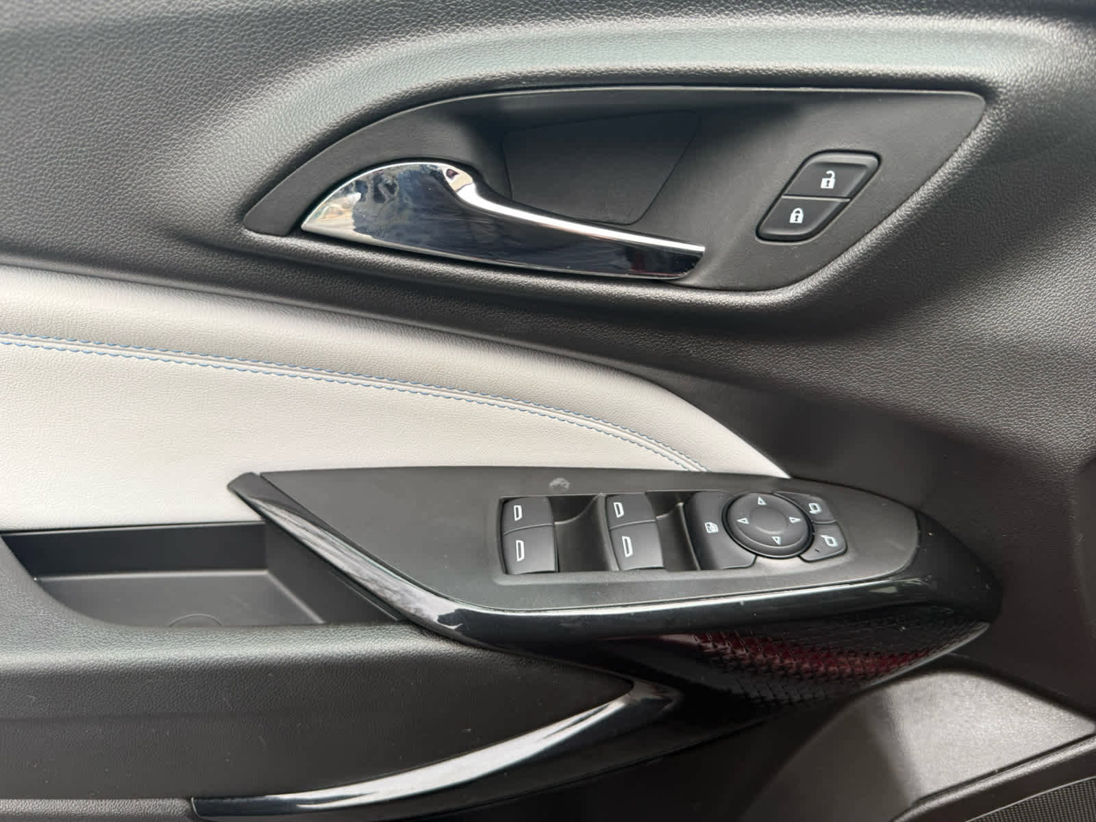 Used 2025 Chevrolet Trax LT w/ LT Convenience Package image 12