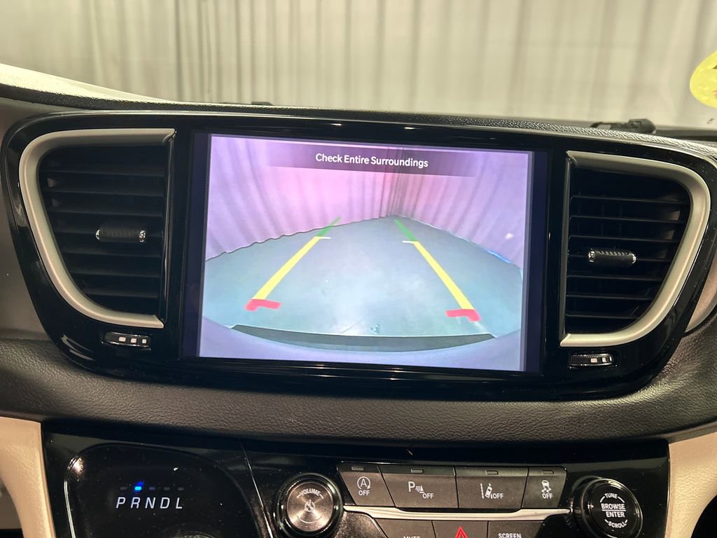 Used 2024 Chrysler Pacifica Touring-L FWD image 18