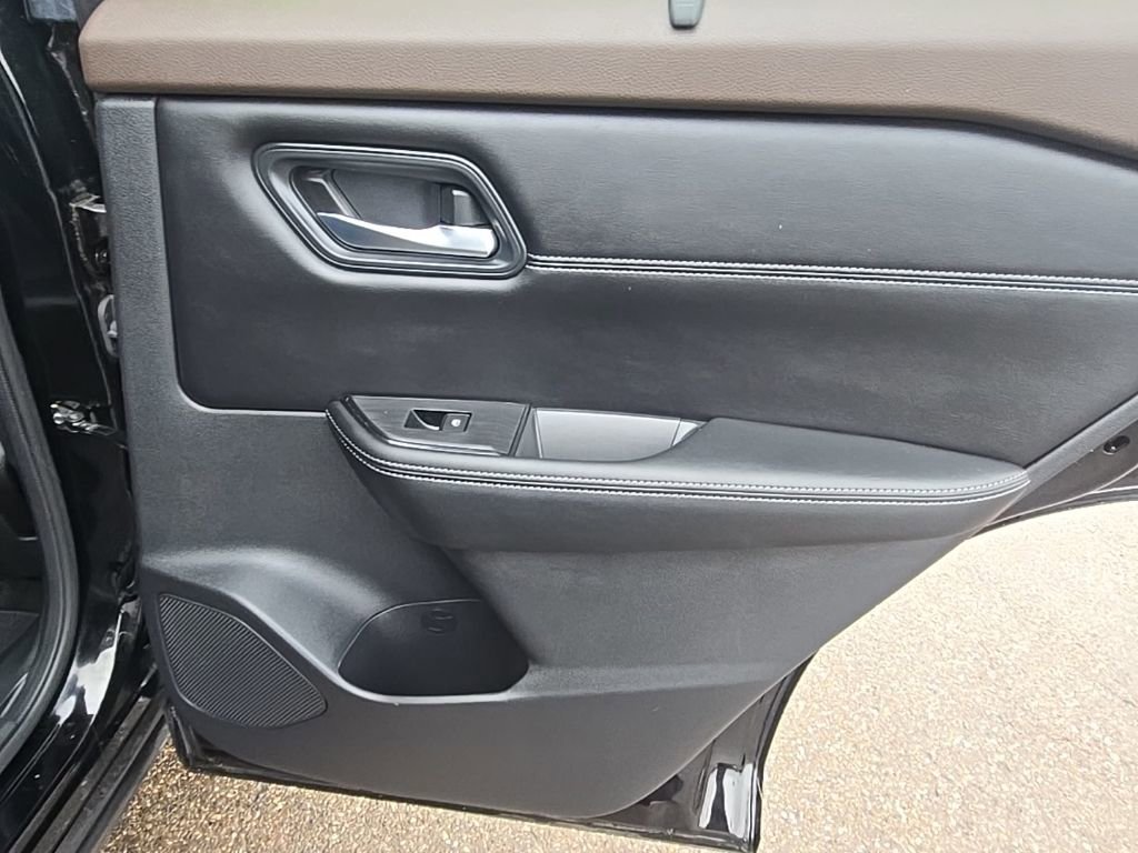 Used 2023 Nissan Rogue SV w/ SV Premium B Package image 30